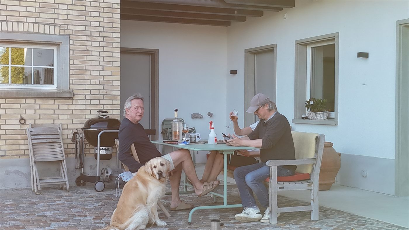 Nadine und Serge Deville auf der Terrasse des Riethofs
